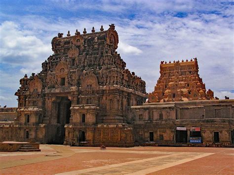 Le Brihadeeswarar Temple : Un Monument Historique Imprégnant de Spiritualité!