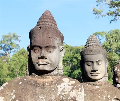 La Grotte du Bouddha Doré : Une merveille sculpturale dans un paysage karstique époustouflant !