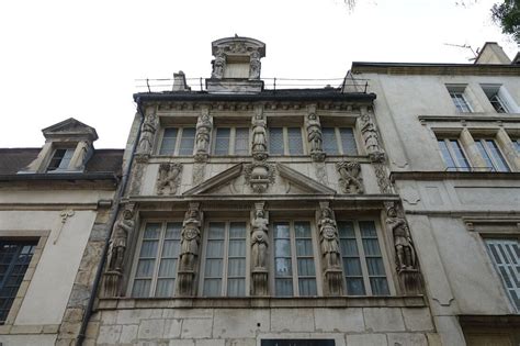  La Maison des Cariatides : Une Exploration Historique à travers une Architecture Époustouflante!