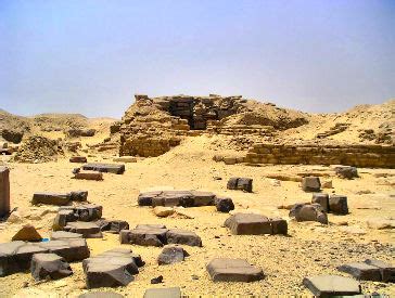 Le Complexe funéraire d'Ouserkaf: Un Trésor Archéologique Inoubliable et une Fenêtre sur l'Ancien Empire!