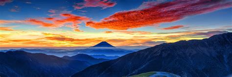 Le Gunung View Point: Un Panorama Stupéfiant sur la Vibrant Ville de Visek!