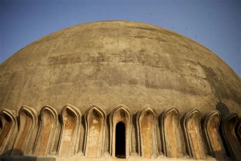 Le Mausolée de Gol Gumbaz: Un chef-d’œuvre acoustique à découvrir absolument!