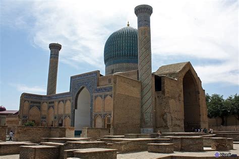 Le Mausolée de l'Emir Abubakar III : Un Trésor Architectural au Cœur Vibrant de Bauchi!