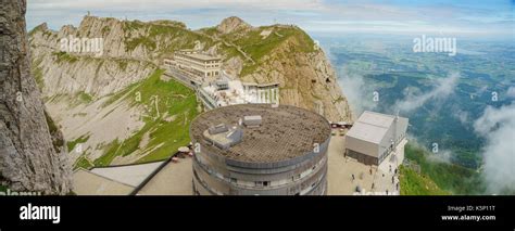  Le Mont Qianfo :  Un Panorama Impressionnant et Une Histoire Fascinante !