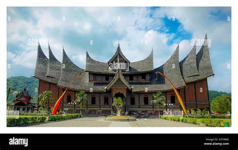  Le Musée Rumah Gadang : Un Voyage Fascinant à Travers l'Histoire et la Culture Minangkabau!