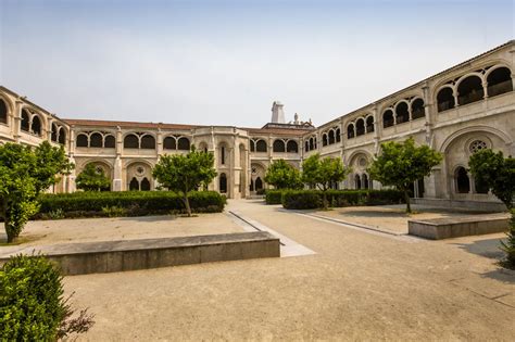  Le Palais des Trois Abbayes! Un Joyau Architectural cachant une Histoire Fascinante