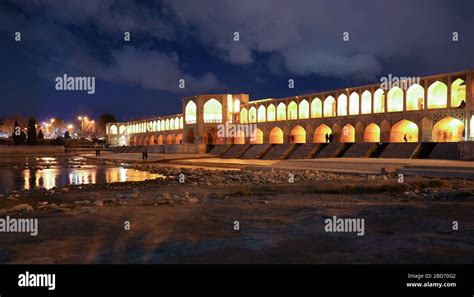  Le Pont Khajou, Un Vestige Historique Magnifique sur les Berges du Zayandehroud!