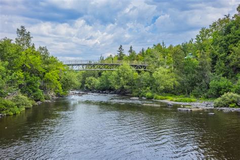  Le Temple de la Rivière Jaune: Un Joyau Historique au Cœur du Désert?