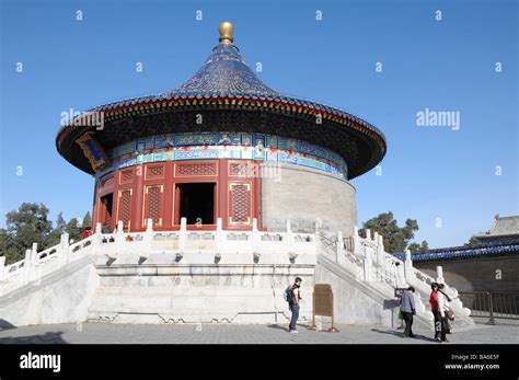  Le Temple de Yu Huang: Une ode à la grandeur impériale et aux saveurs celestes !