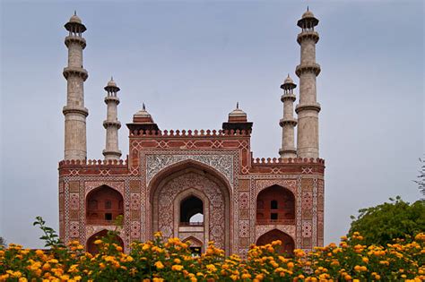 Le Tombeau d’Akbar: Une Ode à l'Architecture Mughal et aux Amours Éternelles!