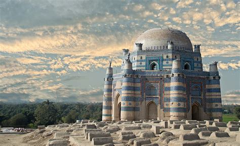 Le Tombeau de Bibi Pak Daman : Un Joyau Architectural Caché à Lahore !