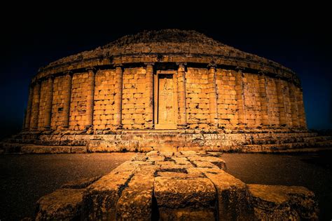 Le Tombeau de Cui Yuanxun : Un Monument Intriguant pour les Amateurs d'Histoire !