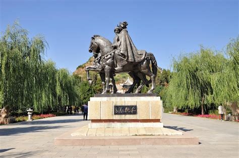 Le Tombeau de Wang Zhaojun : Un Monument à l'Amour et à la Beauté dans Suizhou !