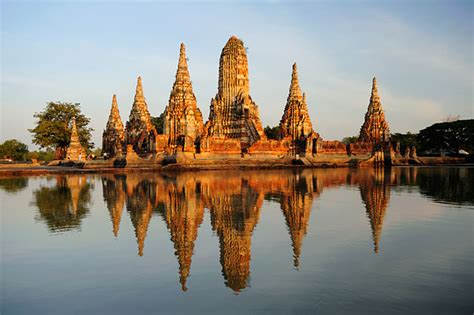 Le Wat Chaiwatthanaram : Un joyau historique illuminé par les reflets du soleil couchant!