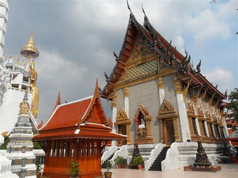 Le Wat Intharawihan: Un joyau caché de l'art bouddhique et un havre de paix au cœur d'Isaan!