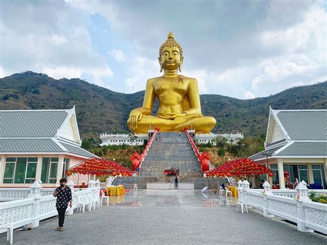 Le Wat Khao Dangkham : Un sanctuaire bouddhiste perché sur une colline majestueuse !