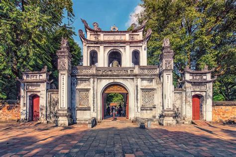 Le Temple de la Littérature: Une oasis paisible au cœur du chaos urbain !