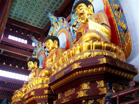 Le Temple de la Dame aux Trois Corps: Un sanctuaire bouddhiste majestueux avec des sculptures fascinantes!